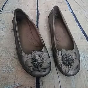 Pewter Hudson 8m flats with flower detail white mt